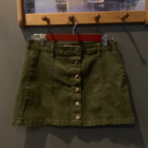 Forever 21 Dresses & Skirts - Forever 21 green short sexy skirt 99% cotton. Size 28 Great condition